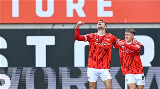 Naatan Skyttä (r.) darf sich über drei Tore in der ersten Halbzeit freuen