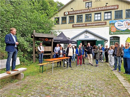 Nabu-Landesvorsitzender Dr. Holger Buschmann (li.) spricht auf der Feier am Nationalparkhaus. Fotos: Knoke