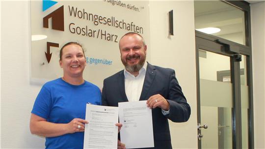 Nabu-Vorsitzende Annett Jerke und Wohngesellschaften-Geschäftsführer Jan-Hendrik Fischer erneuern ihre Absichtserklärung für eine weitere Zusammenarbeit.
