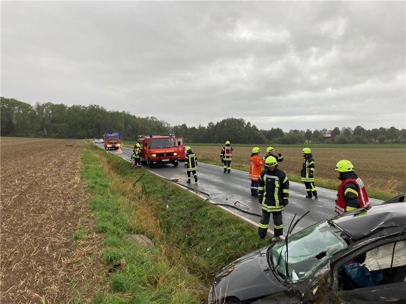Groß Döhren: Betrunkener Autofahrer überschlägt sich und landet im Graben Nach 120 Metern kam der 26-Jährige in seinem Auto zum Stehen. Foto: FFW Liebenburg