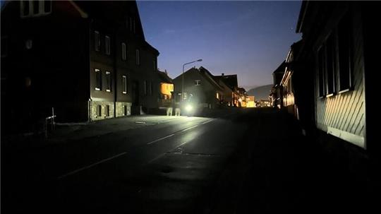 Nach 23 Uhr benötigen die Passanten eine Taschenlampe, um sicher durch die Hauptstraßen der Urlaubsstadt Braunlage zu gehen. Das Foto zeigt die dunkle Bahnhofstraße.