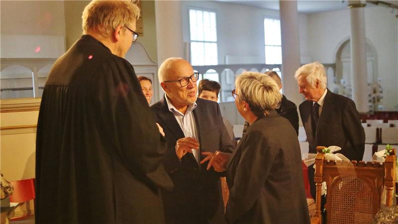 Nach 47 Ehe-Jahren stecken sich Margarethe und Volker Thale vor dem Altar nochmals die Ringe auf.