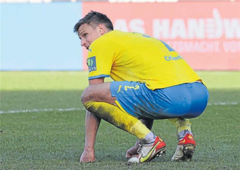 Eintracht-Trainer Michael Schiele: „Wir hatten Rucksack auf“ Nach Abpfiff waren die Fußballer von Eintracht Braunschweig, hier Michael Schultz, geknickt. Gegen Freiburg folgten auf einen verheißungsvollenStart ein früher Rückschlag und eine schwache zweite Hälfte. Foto: Sebastian Priebe/regios24