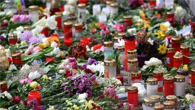 Nach Amokfahrt in Leipzig: Ermittler schweigen zu Motiven und die Anteilnahme der Bevölkerung wächst.