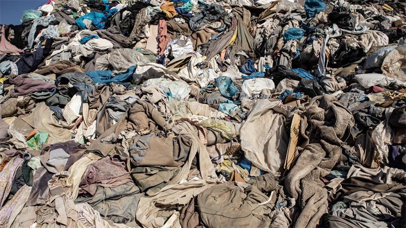 Nach Angaben der EU-Behörde fallen Millionen Tonnen Textilabfälle an, von denen aber nur ein Teil recycelt wird. (Archivfoto)
