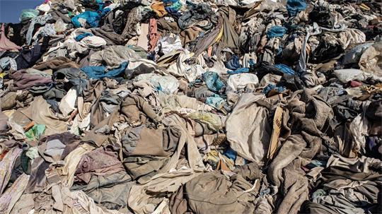 Nach Angaben der EU-Behörde fallen Millionen Tonnen Textilabfälle an, von denen aber nur ein Teil recycelt wird. (Archivfoto)
