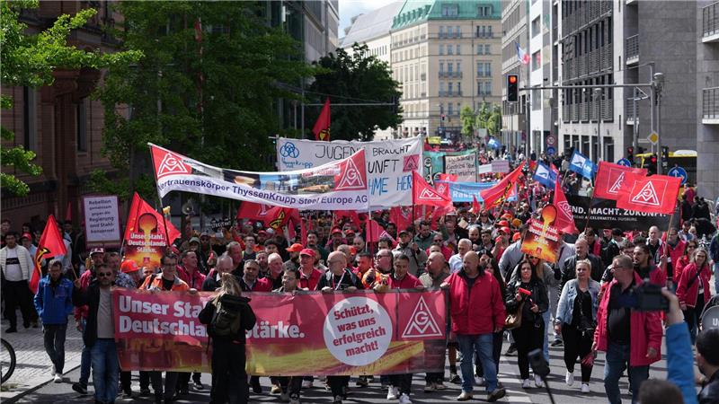 Nach Angaben der IG Metall beteiligten sich in Berlin rund 1.700 Beschäftigte aus mehr als 40 Betrieben.