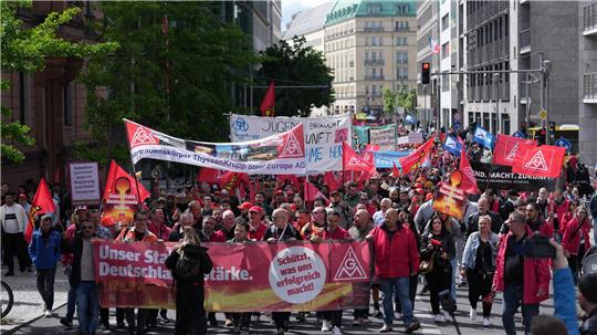 Nach Angaben der IG Metall beteiligten sich in Berlin rund 1.700 Beschäftigte aus mehr als 40 Betrieben.