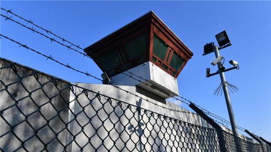 Nach Angaben der Justizverwaltung wurden dem Straftäter seit dem Jahr 2005 regelmäßig Ausgänge gewährt.