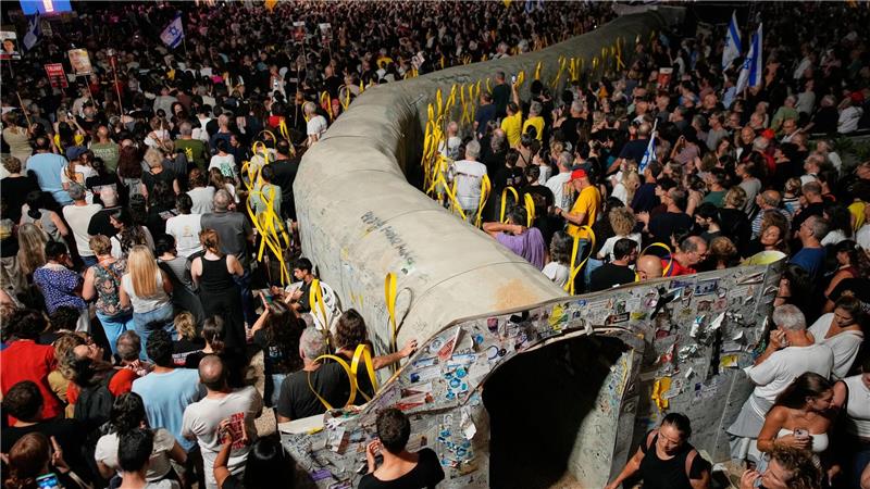 Nach Angaben der Organisation der Angehörigen von Geiseln demonstrierten in Tel Aviv rund 120.000 Menschen für die Freilassung der Entführten und einen Friedensschluss.