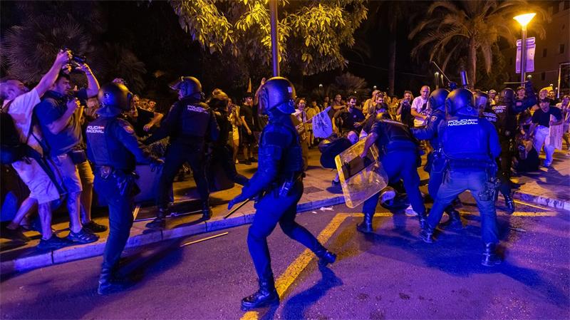 Rekord-Demo - Mallorca protestiert gegen „Tourismus-Tsunami“ Nach Angaben der Organisatoren nahmen 70.000 am Protest teil.