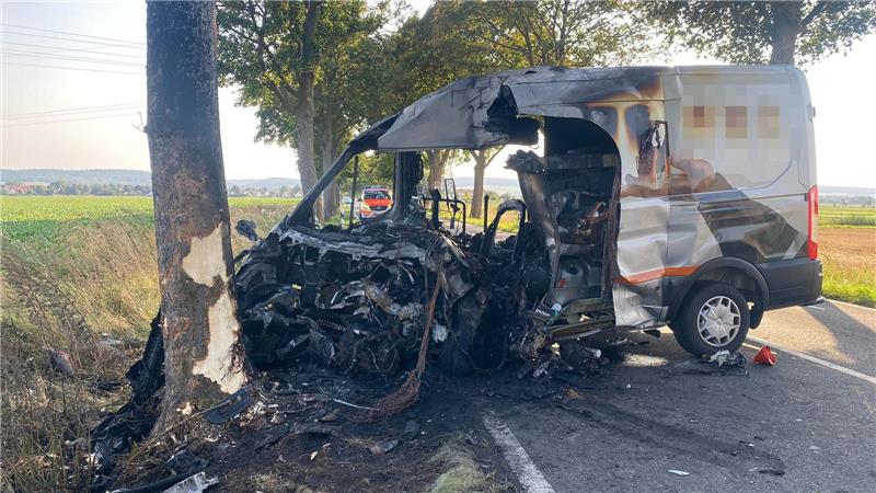 Nach Angaben der Polizei war der Fahrer seinen Verletzungen noch an der Unfallstelle erlegen.
