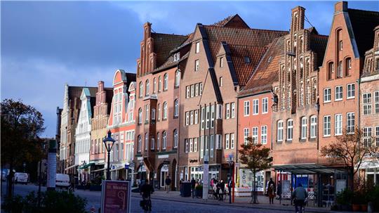 Nach Angaben der Stadt umfasst der Geltungsbereich neben dem Platz Am Sande auch das Umfeld der St.-Johannis-Kirche. Ausgenommen seien unter anderem Flächen der Außengastronomie sowie größere Veranstaltungen. (Archivbild)