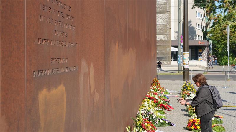 „Aus Geschichte lernen“: Erinnerung an Mauerbau in Berlin Nach Angaben der Stiftung Berliner Mauer wurden mindestens 140 Menschen an der Mauer getötet oder kamen im Zusammenhang mit dem DDR-Grenzregime ums Leben.