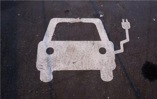 Nach Angaben des Automobilverband Acea werden derzeit rund 150.000 Ladesäulen pro Jahr neu installiert (Symbolbild).