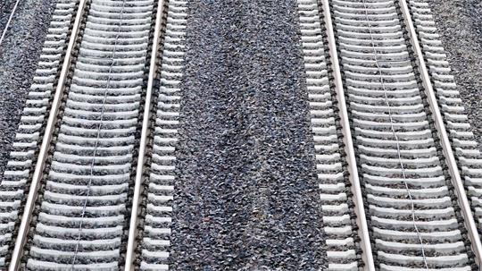 Nach Angaben des Betreibers sind Rettungskräfte mit einem Großaufgebot am Bahnhof Garßen im Einsatz gewesen. (Symbolbild)
