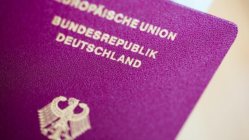 Städtetag: Frust wegen Verzögerungen bei Reisepässen Nach Angaben des Deutschen Städtetags dauert es aktuell deutlich länger, bis Reisepässe geliefert werden. (Archivbild)