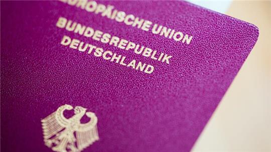Nach Angaben des Deutschen Städtetags dauert es aktuell deutlich länger, bis Reisepässe geliefert werden. (Archivbild)