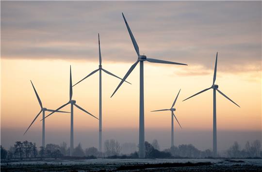 Nach Angaben des Fraunhofer-Instituts für Solare Energiesysteme liegt der Windkraft-Anteil an der Stromerzeugung im laufenden Jahr bei 24,3 Prozent.