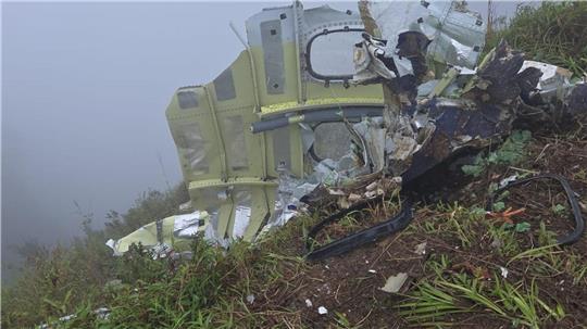 Nach Angaben des Verkehrsministeriums verlor das Flugzeug beim Landeanflug den Kontakt zur Flugsicherung, nachdem es vom vorgesehenen Anflugkurs abgewichen war.