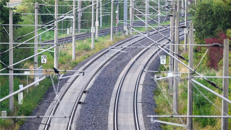 Nach Angaben eines Metronom-Sprechers wurde bei der Stadt Buchholz eine Oberleitung beschädigt. (Symbolbild)