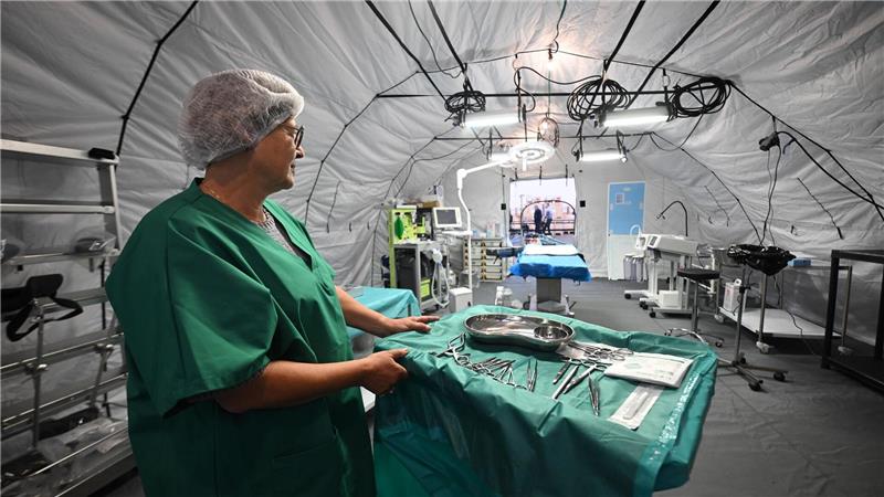 Nach Angaben von Johnen verfügt es über grundlegende Funktionen eines Krankenhauses: eine Notaufnahme, Bettenstationen, Labor, Röntgen, Operationssaal und Geburtshilfe.