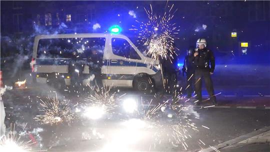 Nach Angriffen auf Einsatzkräfte in der Silvesternacht beginnt die Diskussion um Konsequenzen.