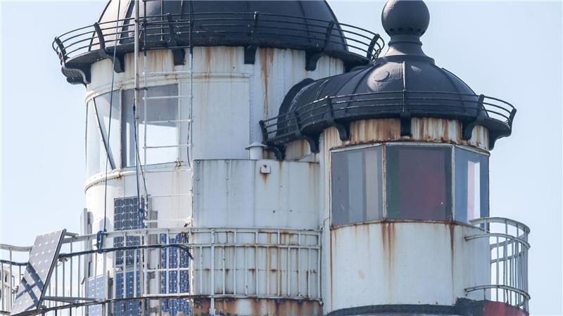 Nach Ansicht von mehr als 5000 Menschen soll der rot-weiße Leuchtturm an seinem jetzigen Standort in der Wesermündung bleiben. (Archivbild)