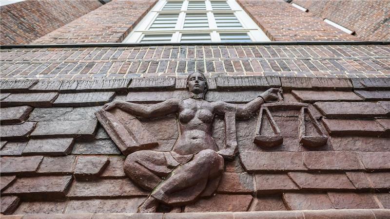 Nach Ausschreitungen von Rechtsextremen im Spätsommer 2018 in Chemnitz müssen sich nun weitere vier Männer vor Gericht verantworten. (Symbolfoto)