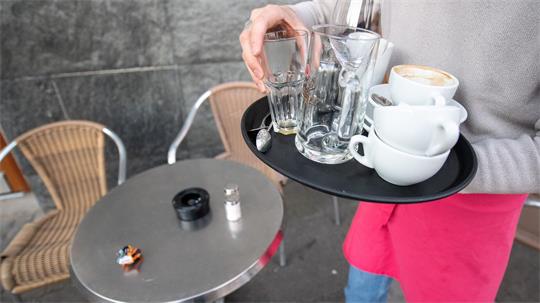 Nach Berechnungen des Bundesinstituts für Bevölkerungsforschung lag die Wochenarbeitszeit pro Kopf 2025 im Schnitt um 0,3 Stunden unter dem Rekordniveau von 2023. 