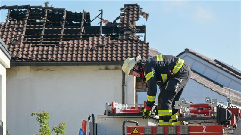 Bilder des Tages Nach Brand in München: Feuerwehrleute packen an einem Haus im Münchner Norden ihre Utensilien ein.