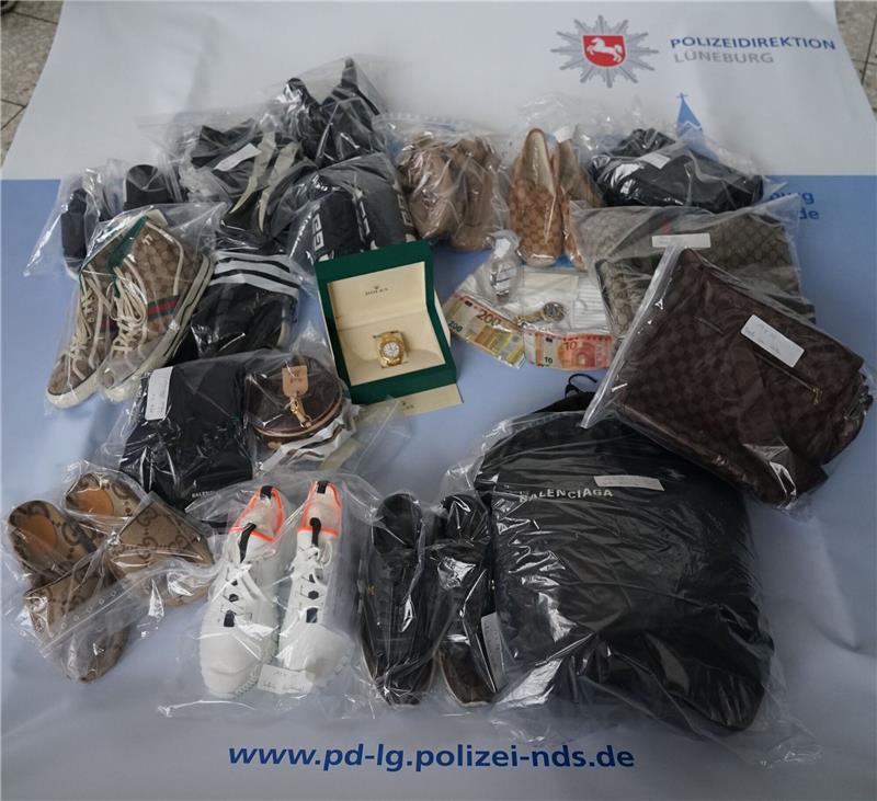 Nach Durchsuchungen in mehreren Ländern ist ein Teil der beschlagnahmten Gegenstände zu sehen.