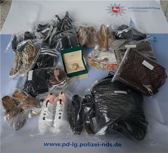 Nach Durchsuchungen in mehreren Ländern ist ein Teil der beschlagnahmten Gegenstände zu sehen.