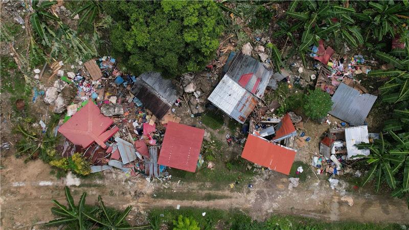 Bilder des Tages Nach Erdbeben auf den Philippinen: Zerstörte Häuser am Fuße eines Hangs bei Erdrutsch.