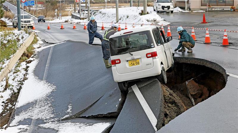 Nach Erdbeben in Japan: Große Schäden an Straße in Tohoku, Präfektur Aomori.