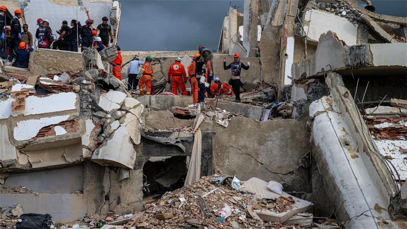 Nach Erdbeben in Venezuela - Rettungskräfte suchen in eingestürztem Gebäude nach Überlebenden