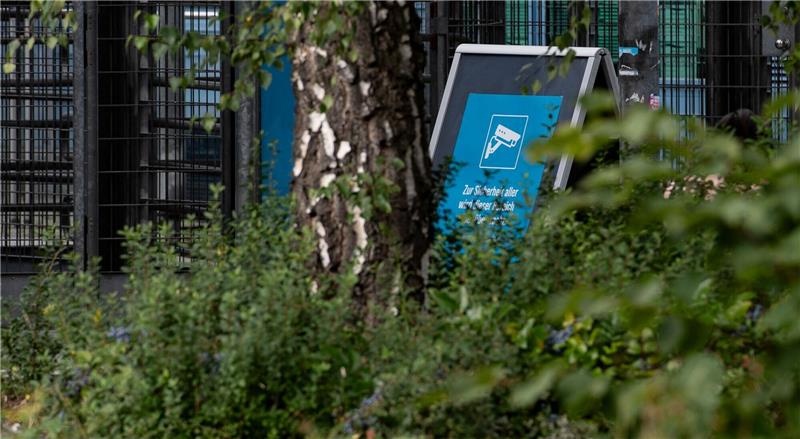 Berliner Columbiabad wieder einmal wegen Rüpeleien geräumt Nach Gewalt und Rangeleien werden Ein- und Ausgänge des Columbiabads in Berlin-Neukölln per Video überwacht.