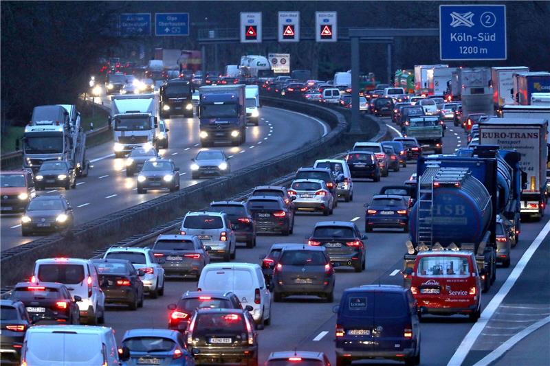 Auf Deutschlands Straßen könnte es heute eng werden Nach Hause zur Familie: Am Tag vor Heiligabend dürfte es noch einmal voll auf Deutschlands Straßen werden.