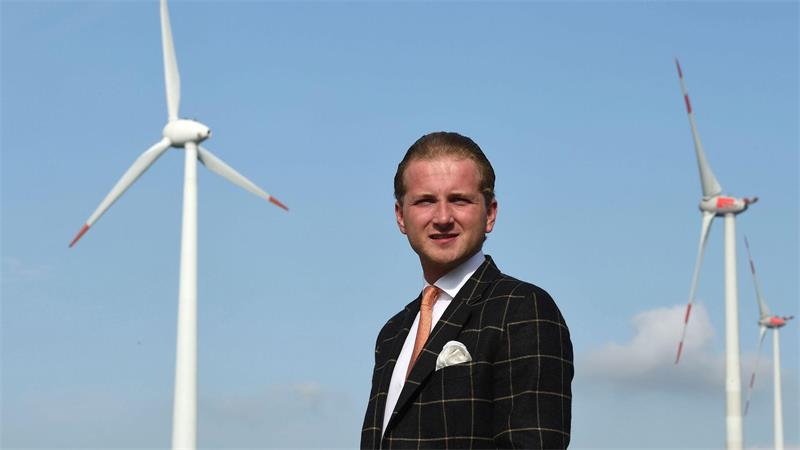 Flüchtiger Betrüger Holt verabschiedete sich von Behörden Nach Hendrik Holt, hier 2017 vor Windrädern in Niedersachsen, wird seit seiner Flucht gefahndet. (Archivbild)