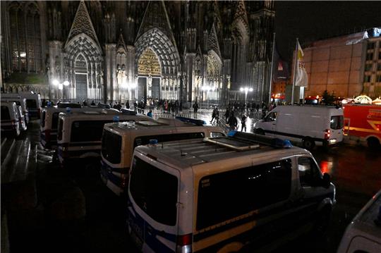Nach Hinweisen auf mögliche Anschlagspläne wurden die Sicherheitsmaßnahmen am Kölner Dom erhöht.