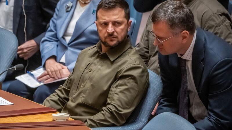 Regierungsumbau und Kämpfe in der Ukraine gehen weiter Nach Jahren der Zusammenarbeit könnte sich der ukrainische Präsident Wolodymyr Selenskyj (links) nun von Außenminister Dmytro Kuleba trennen. (Archivbild)