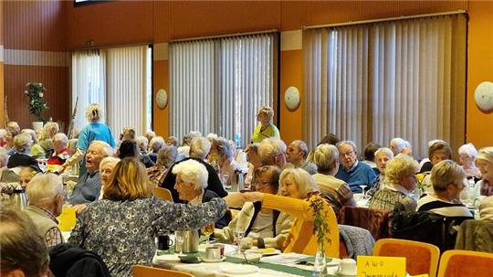 Nach Kaffee und Kuchen ist singen und schunkeln angesagt.