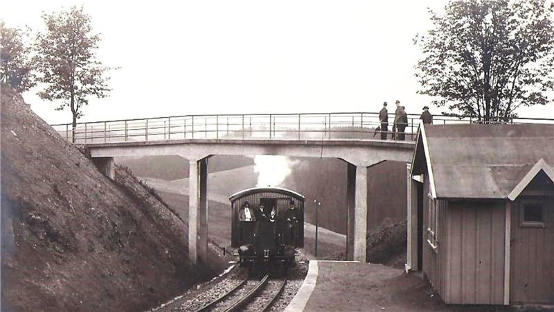 Das historische Foto zeigt eine Dampflok.