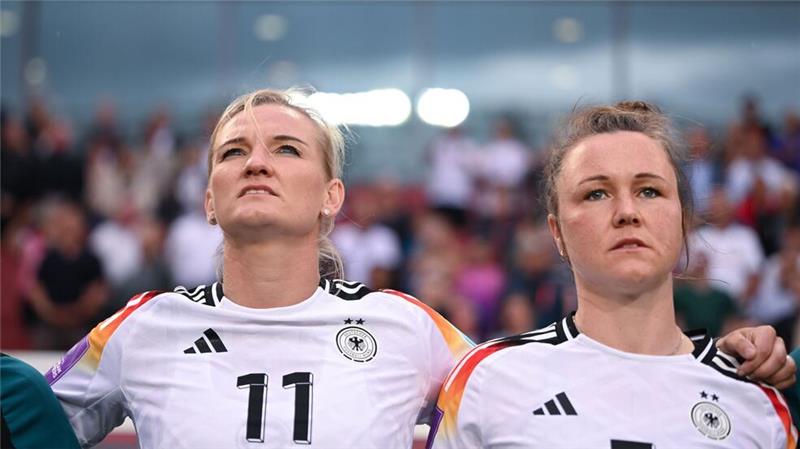 Nach Marina Hegering (r) tritt auch Alexandra Popp aus dem Nationalteam zurück 