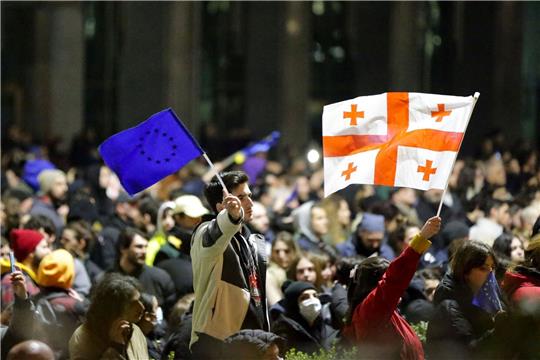 Nach Massenprotesten hat die Regierung in Georgien einen umstrittenen Gesetzentwurf zurückgezogen.