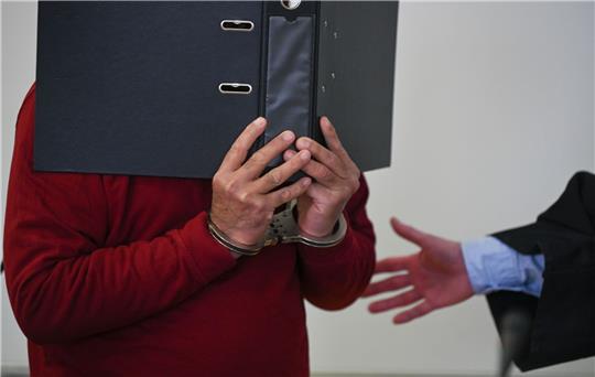 Nach Mord an seinen Kindern: Das Landgericht Hanau hat einen Vater zu einer lebenslangen Freiheitsstrafe verurteilt.