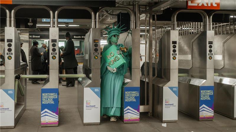 Nach ‚No Kings‘-Protest: Freiheitsstatue fährt U-Bahn.