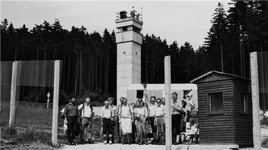 Nach Öffnung der Grenze: Wandergruppe an einem ehemaligen Grenzübergang im Harz.