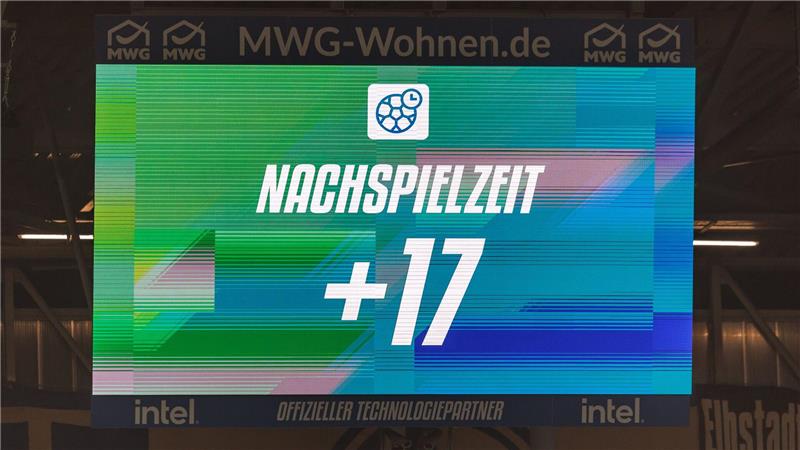 Nach Pyro-Unterbrechung gibt es am Ende 17 Minuten Nachspielzeit.
