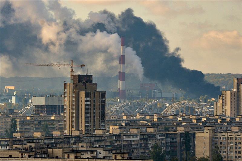 Putin befiehlt Raketenangriffe auf Ukraine Nach Raketenangriffen steigt schwarzer Rauch über Kiew auf.